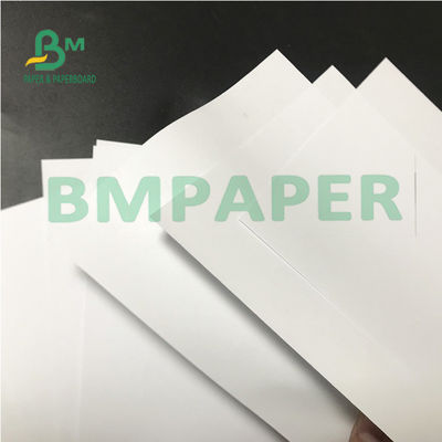 चिकनी फ्लैट सतह के साथ 50gsm 80gsm व्हाइट बॉन्ड पेपर रोल