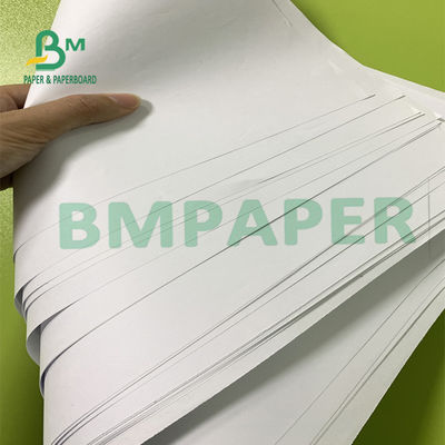 चिकनी फ्लैट सतह के साथ 50gsm 80gsm व्हाइट बॉन्ड पेपर रोल
