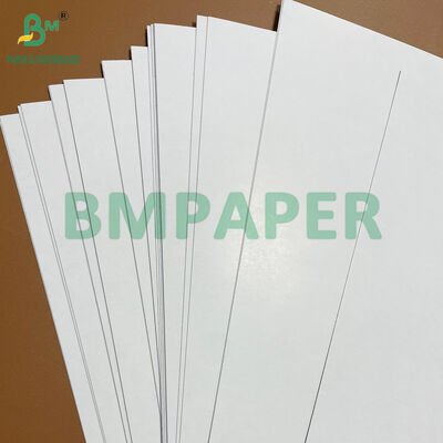 ट्रेडिंग कार्ड गेम्स के लिए 310GSM 320GSM एंटी-फेक लाइटप्रूफ ब्लैक कोर कार्डबोर्ड