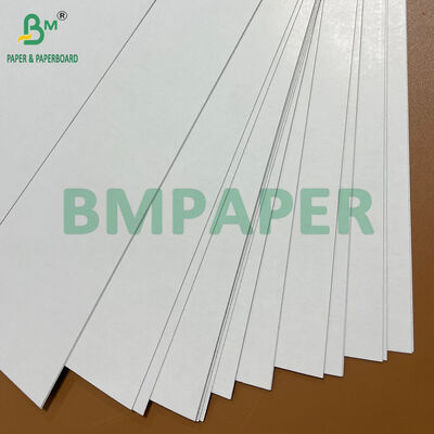 ट्रेडिंग कार्ड गेम्स के लिए 310GSM 320GSM एंटी-फेक लाइटप्रूफ ब्लैक कोर कार्डबोर्ड